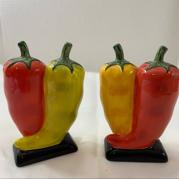 Clay art hot chili pepper salt and pepper shakers. Preowned - Picture 5 of 6